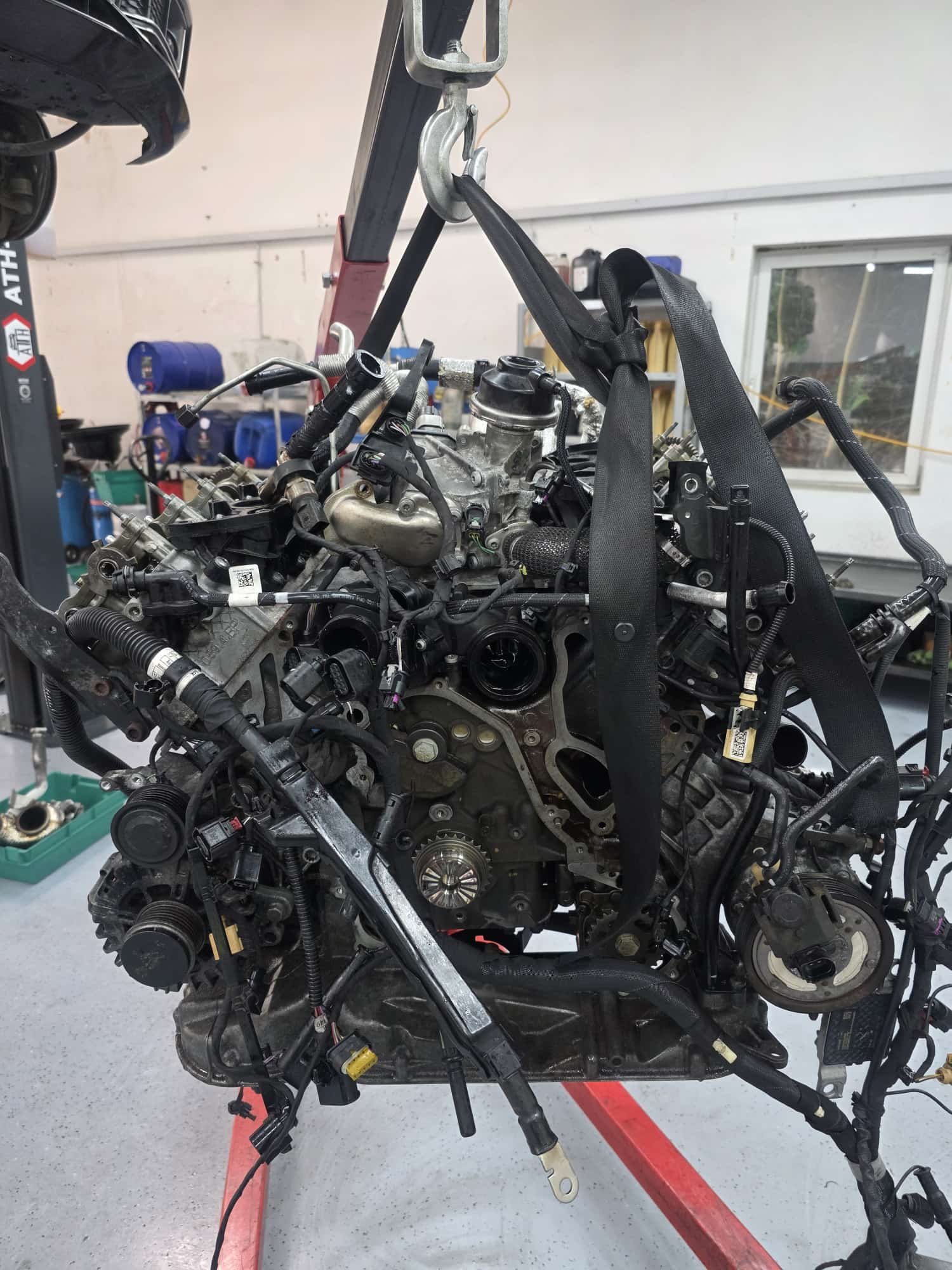 Ausgebauter Motor in der Werkstatt von AK
