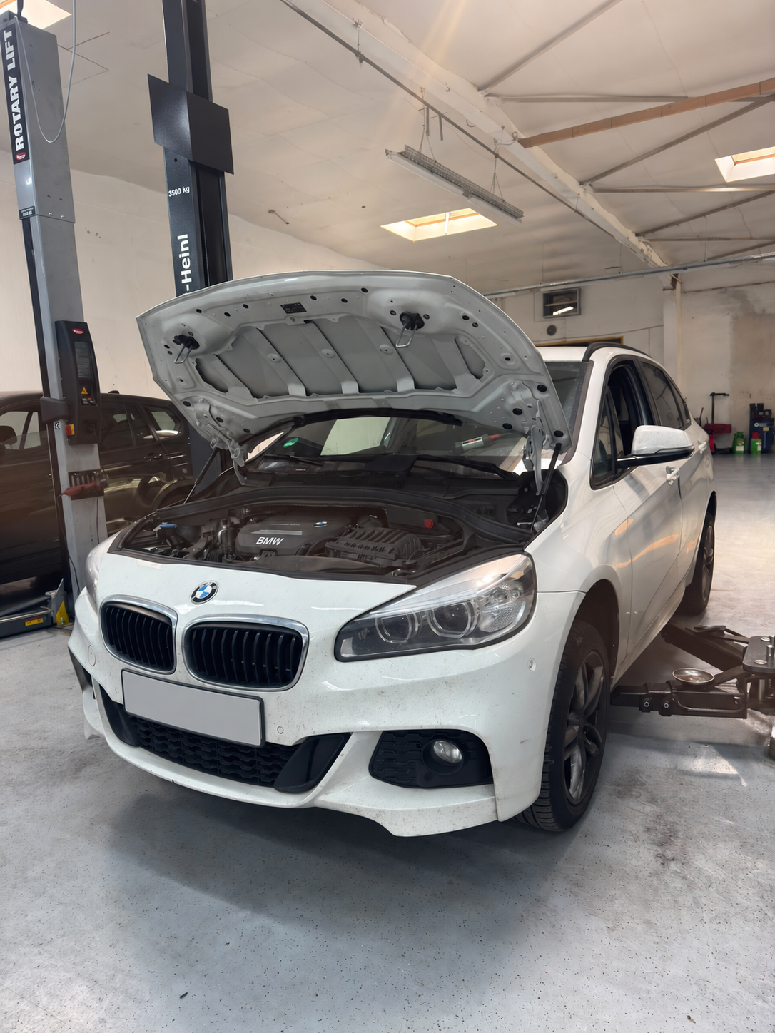 BMW beim Service in der AK Werkstatt, Kennzeichen entfernt