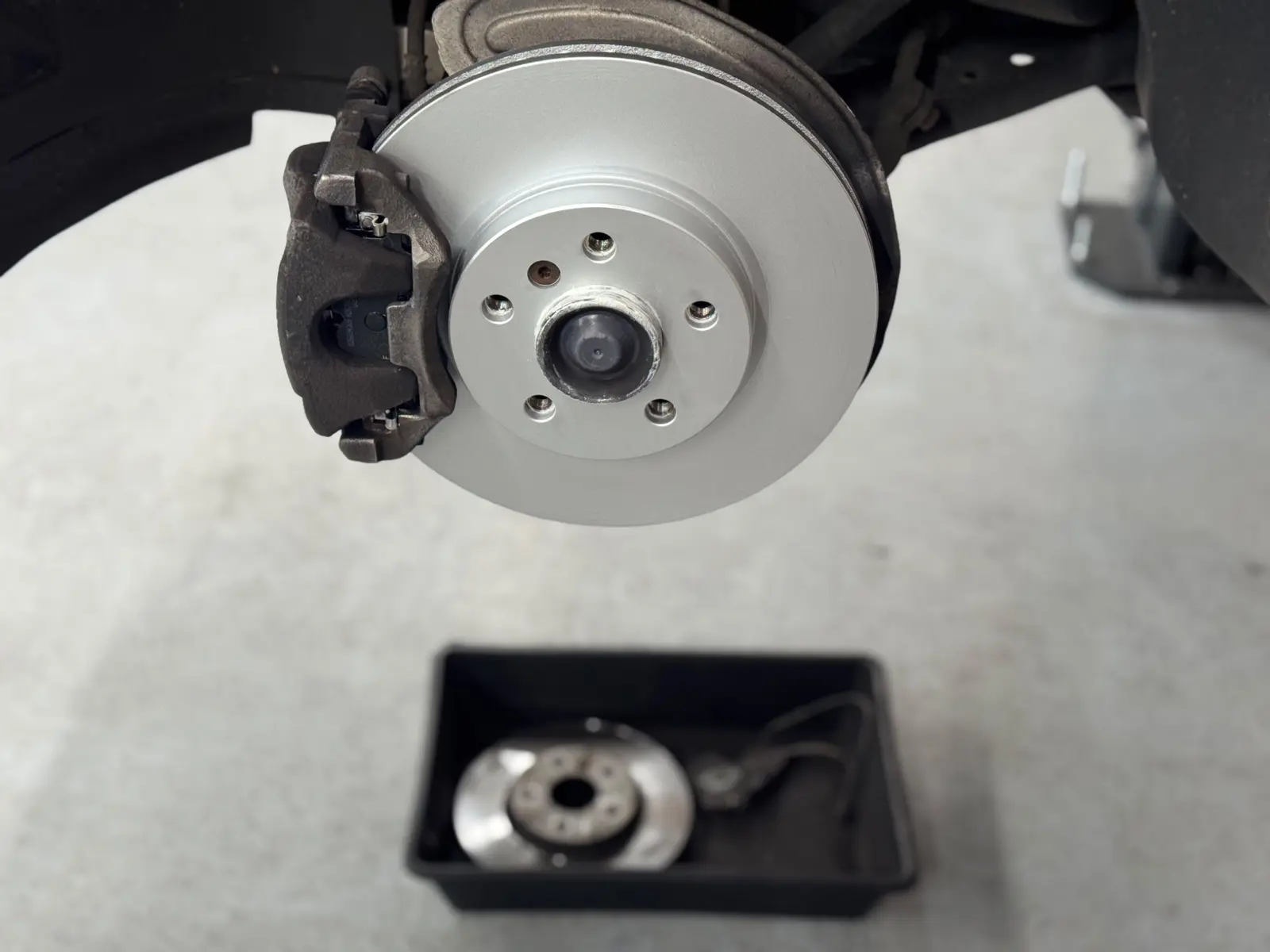 Neue Bremsscheibe nach der Montage bei AK